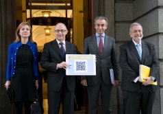 Cristóbal Montoro y los Secretarios de Estado Marta Fernández Curras , Miguel Ferre Navarrete y Antonio Beteta, cuando llevaron el Proyecto de Ley de Presupuestos al Congreso de los Diputados.